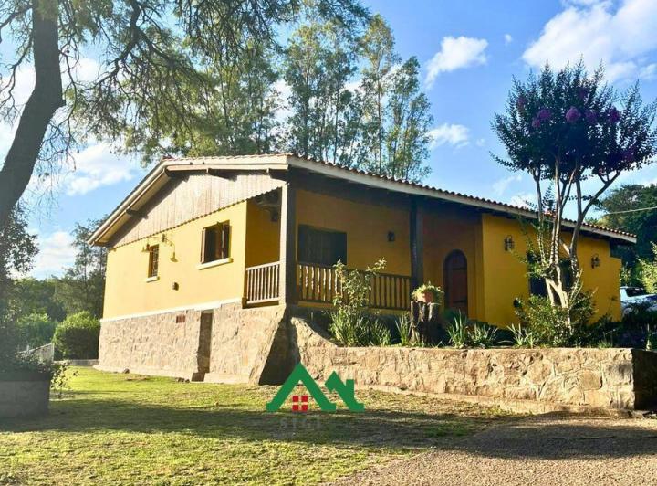 Casa · 200m² · 5 Ambientes · 2 Cocheras