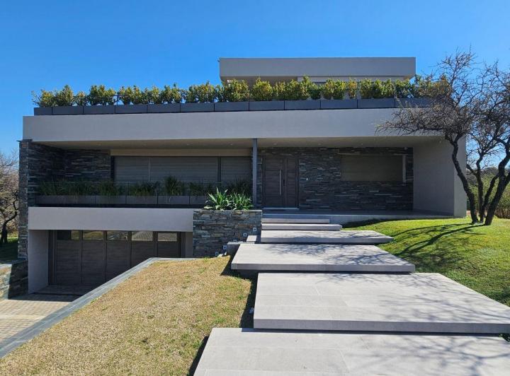 Casa · 342m² · 4 Ambientes · 2 Cocheras