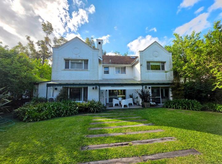 Casa · 220m² · 7 Ambientes · 1 Cochera