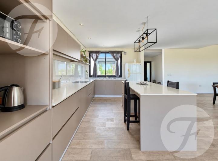 Casa · 180m² · 3 Ambientes · 2 Cocheras