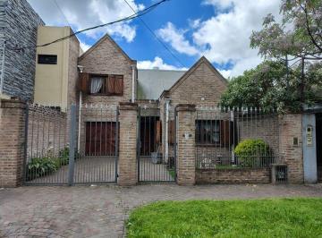 Casa de 5 ambientes, Almirante Brown · Casa en Venta en Longchamps, a 150 m de La Estación, con Quincho y Garage Para Varios Autos