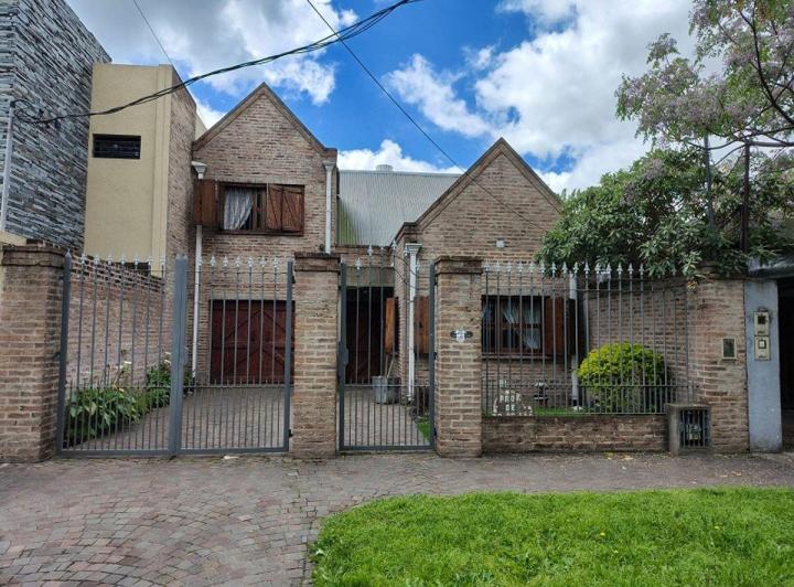 Casa · 200m² · 5 Ambientes · 8 Cocheras