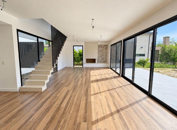 Casa · 174m² · 5 Ambientes · 2 Cocheras