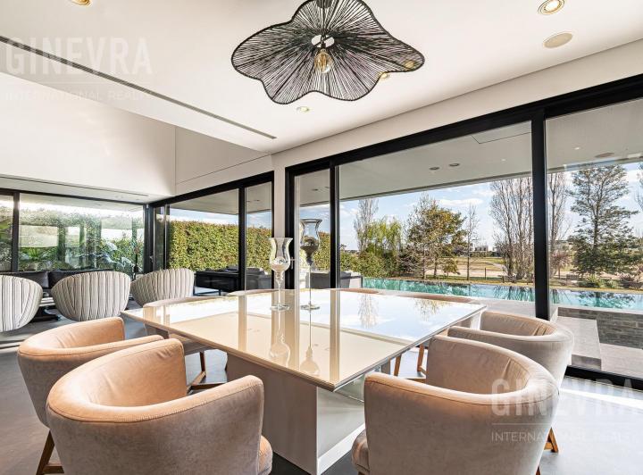Casa · 550m² · 7 Ambientes · 3 Cocheras