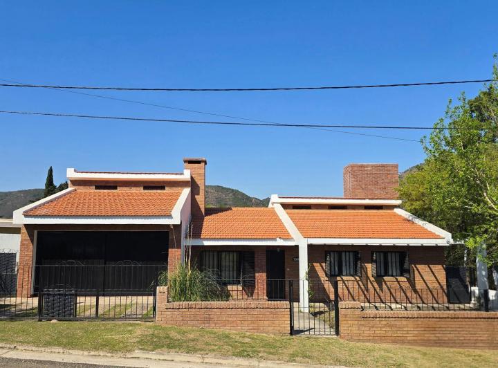Casa · 570m² · 5 Ambientes · 3 Cocheras