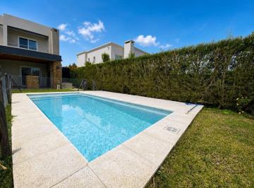 Casa · 210m² · 5 Ambientes · 6 Cocheras · Casa en Venta 3 Dorm. y Escritorio - Pileta y Parquizacion - Puertos del Lago