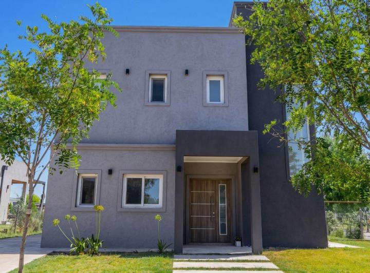 Casa · 143m² · 5 Ambientes · 2 Cocheras