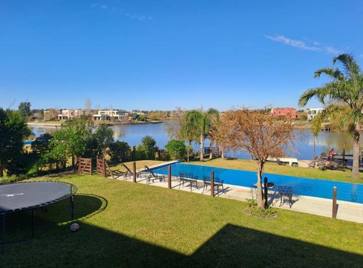 Casa · 240m² · 5 Ambientes · 2 Cocheras