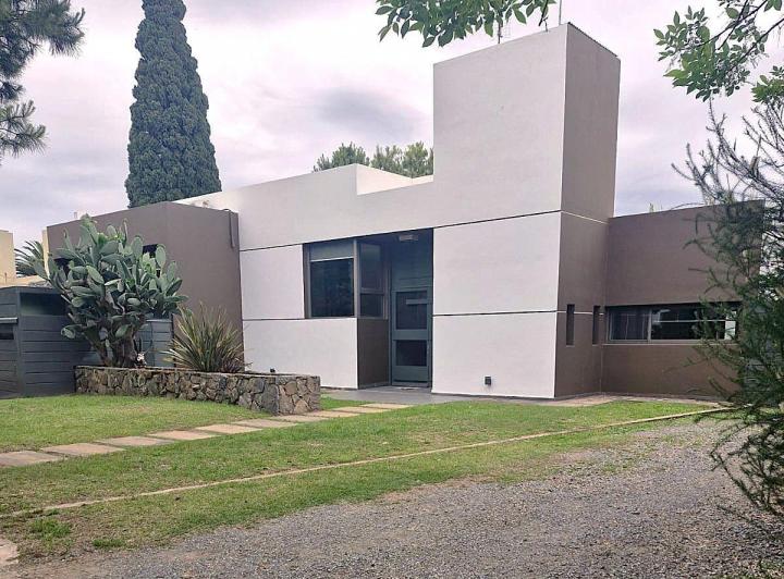 Casa · 450m² · 8 Ambientes · 4 Cocheras