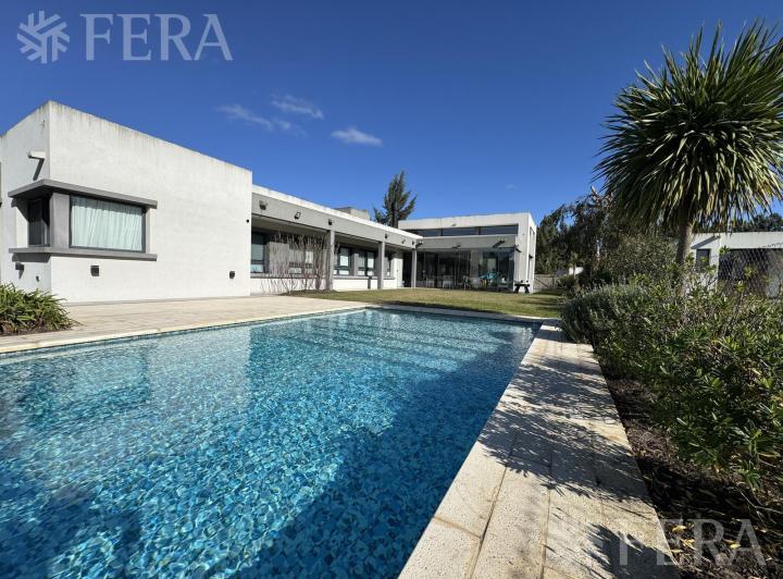 Casa · 1175m² · 5 Ambientes · 2 Cocheras