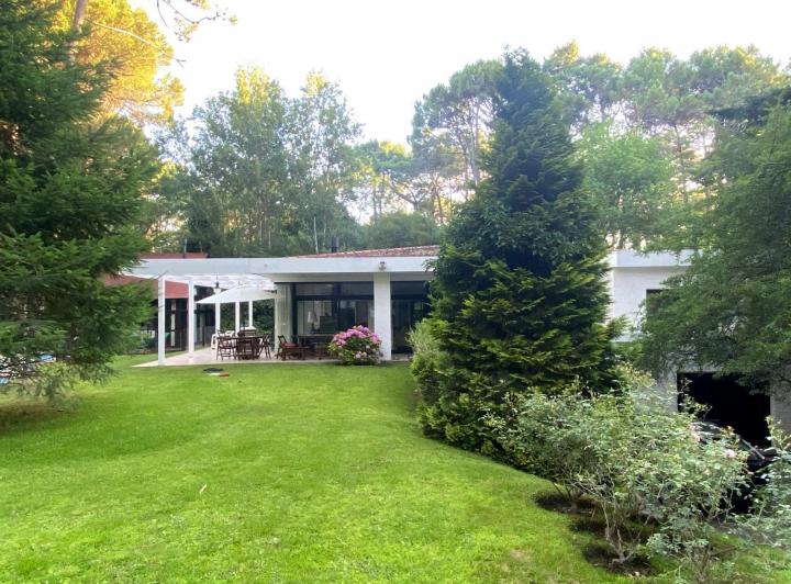 Casa · 350m² · 8 Ambientes · 2 Cocheras