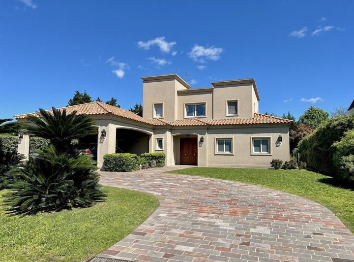 Casa · 366m² · 7 Ambientes · 1 Cochera