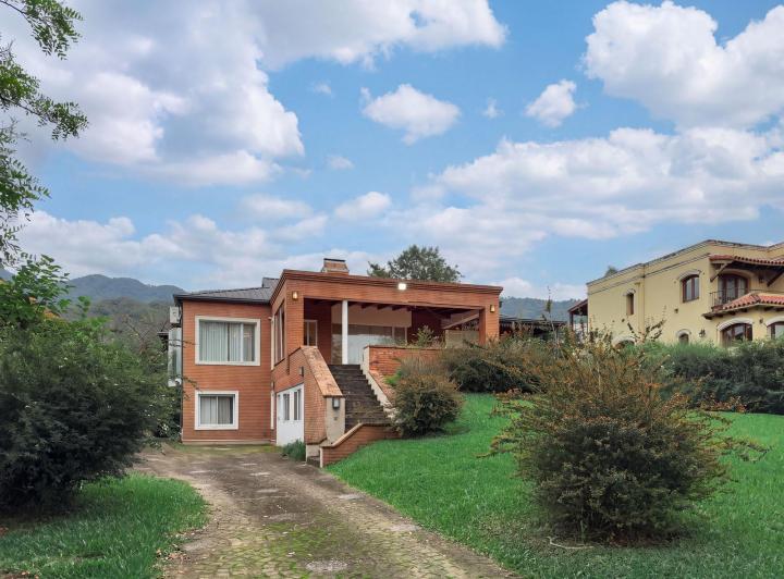 Casa · 272m² · 9 Ambientes · 2 Cocheras