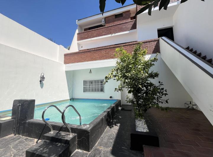 Casa · 383m² · 6 Ambientes · 1 Cochera