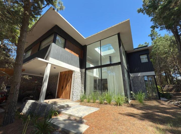 Casa · 244m² · 5 Ambientes · 2 Cocheras