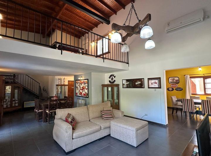 Casa · 316m² · 7 Ambientes · 2 Cocheras