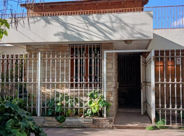 Casa · 320m² · 4 Dormitorios · 3 Cocheras