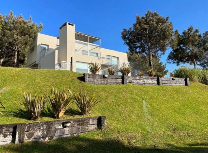 Casa · 250m² · 7 Ambientes · 1 Cochera