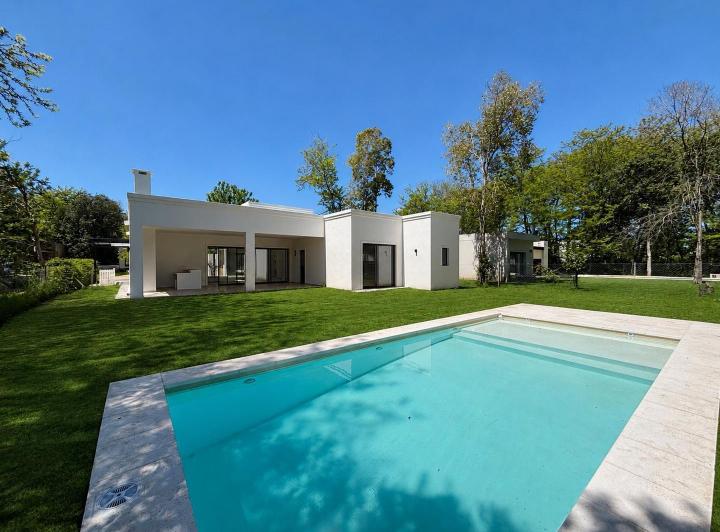 Casa · 180m² · 5 Ambientes · 4 Cocheras