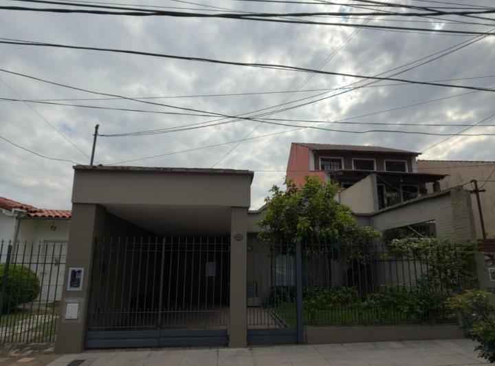 Casa · 345m² · 6 Ambientes · 2 Cocheras