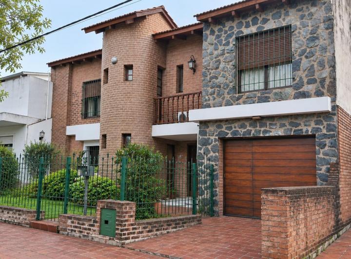 Casa · 197m² · 8 Ambientes · 2 Cocheras