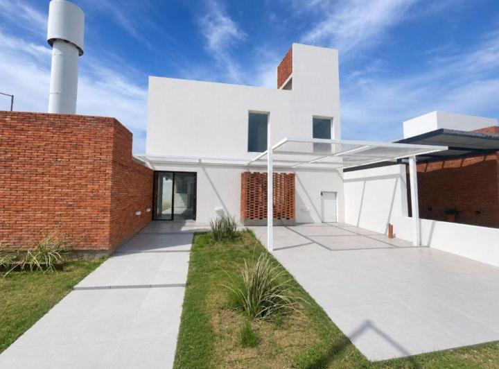 Casa · 220m² · 7 Ambientes · 1 Cochera