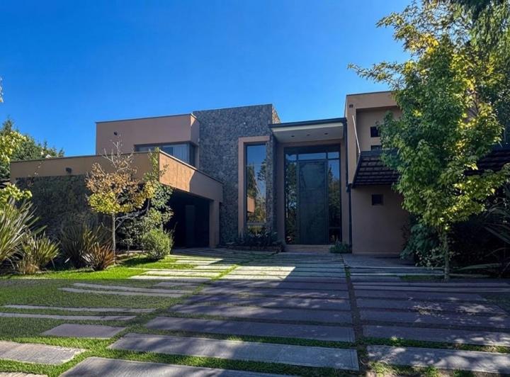 Casa · 570m² · 11 Ambientes · 4 Cocheras