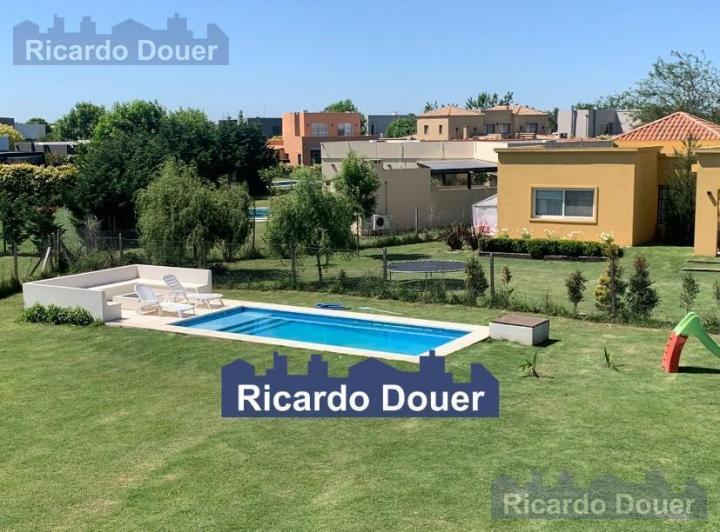 Casa · 250m² · 5 Ambientes · 2 Cocheras