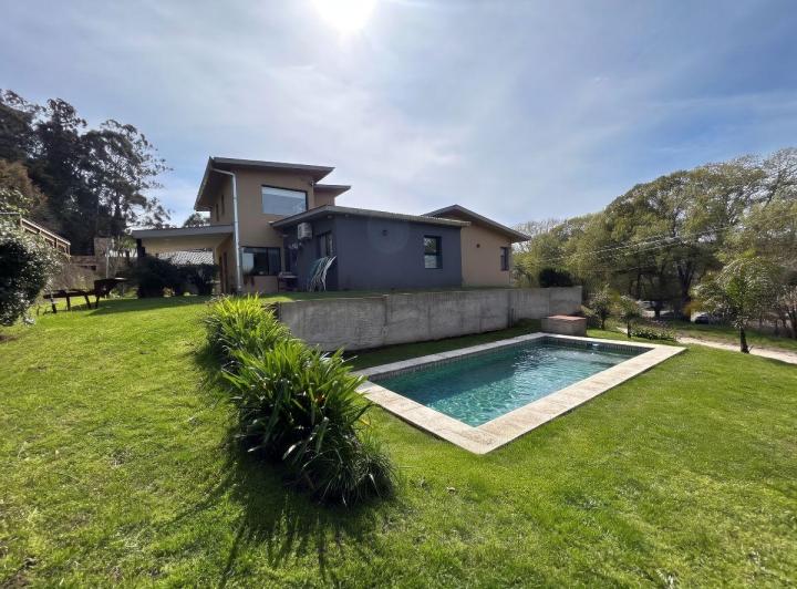 Casa · 246m² · 6 Ambientes · 1 Cochera
