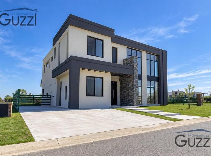 Casa · 420m² · 6 Ambientes · 2 Cocheras