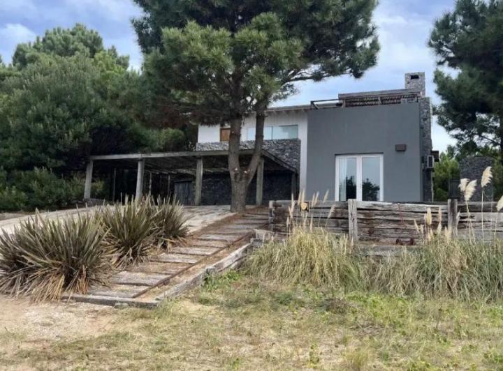 Casa · 234m² · 6 Ambientes · 1 Cochera