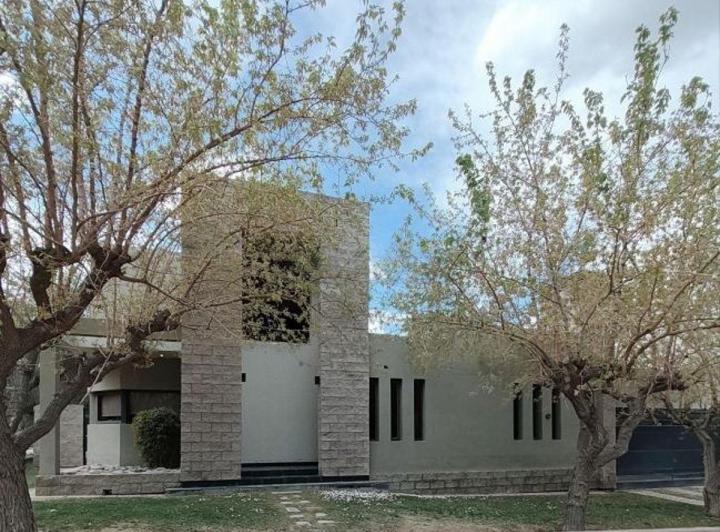 Casa · 230m² · 8 Ambientes · 2 Cocheras