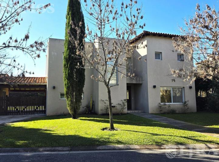 Casa · 244m² · 7 Ambientes · 2 Cocheras
