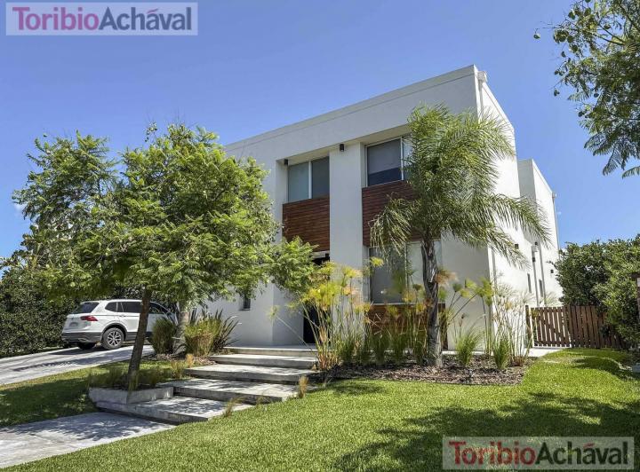 Casa · 249m² · 7 Ambientes · 4 Cocheras