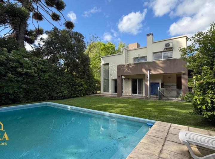 Casa · 233m² · 5 Ambientes · 5 Cocheras