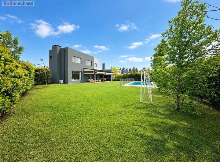Casa · 853m² · 4 Ambientes · 8 Cocheras