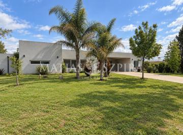 Casa · 229m² · 4 Ambientes · 4 Cocheras · Casa en Comarcas de Luján San Roque