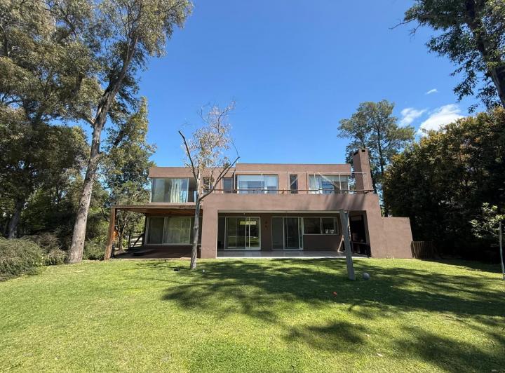 Casa · 280m² · 6 Ambientes · 2 Cocheras
