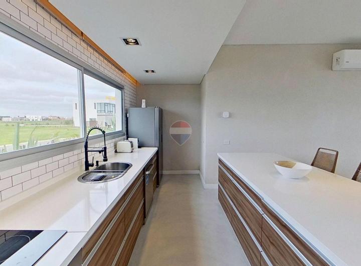 Casa · 168m² · 4 Ambientes · 2 Cocheras