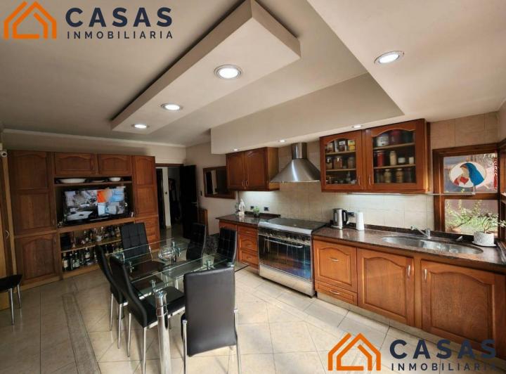 Casa · 337m² · 5 Ambientes · 2 Cocheras