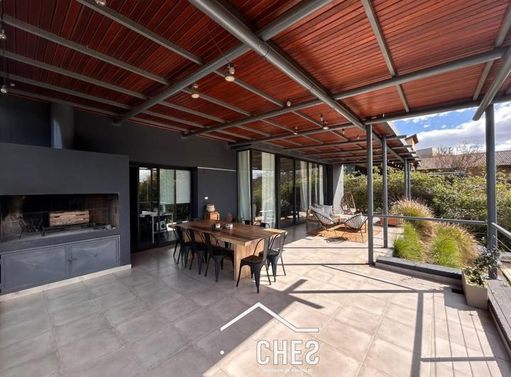 Casa · 360m² · 5 Ambientes · 2 Cocheras
