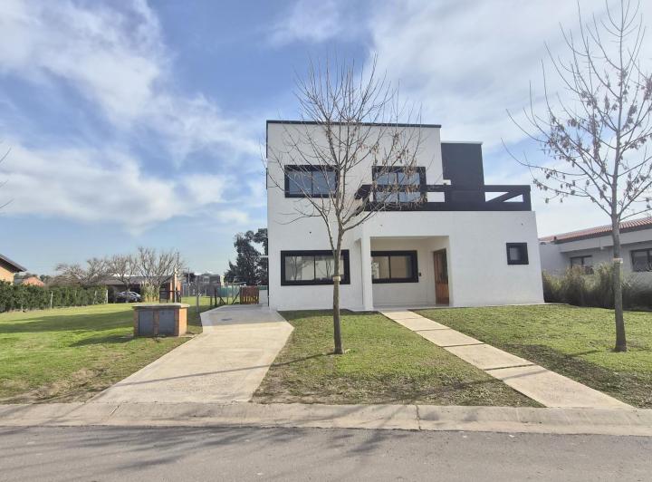 Casa · 224m² · 5 Ambientes · 2 Cocheras