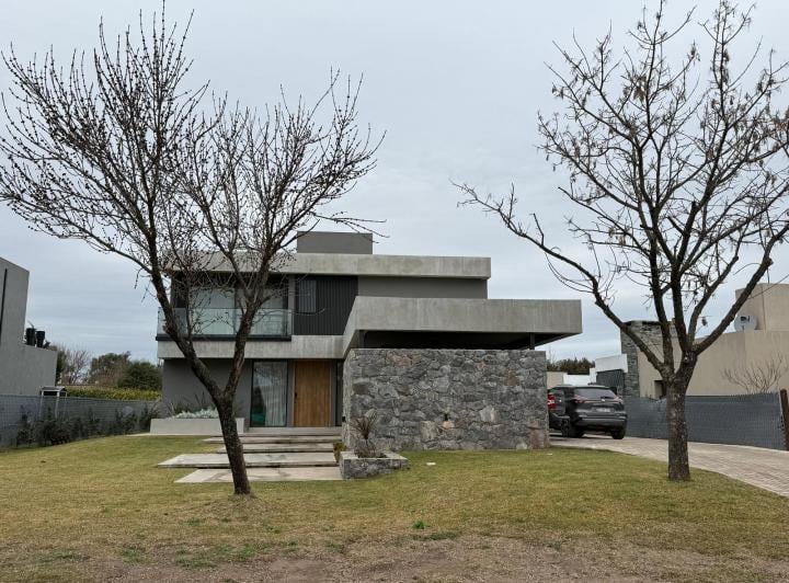 Casa · 334m² · 5 Ambientes · 4 Cocheras