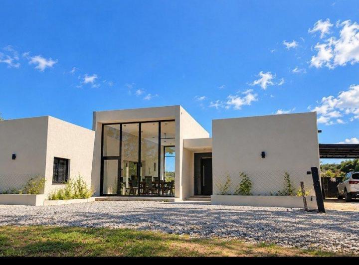 Casa · 190m² · 4 Ambientes · 2 Cocheras