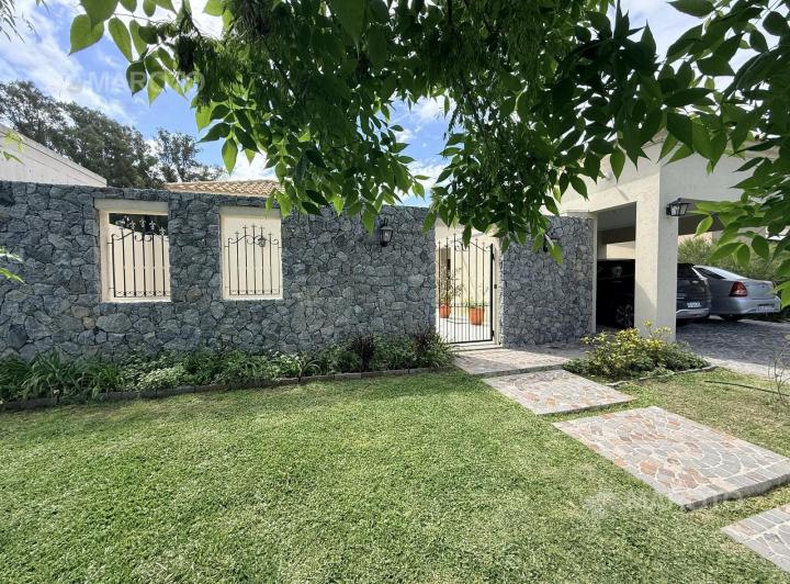 Casa · 327m² · 5 Ambientes · 2 Cocheras