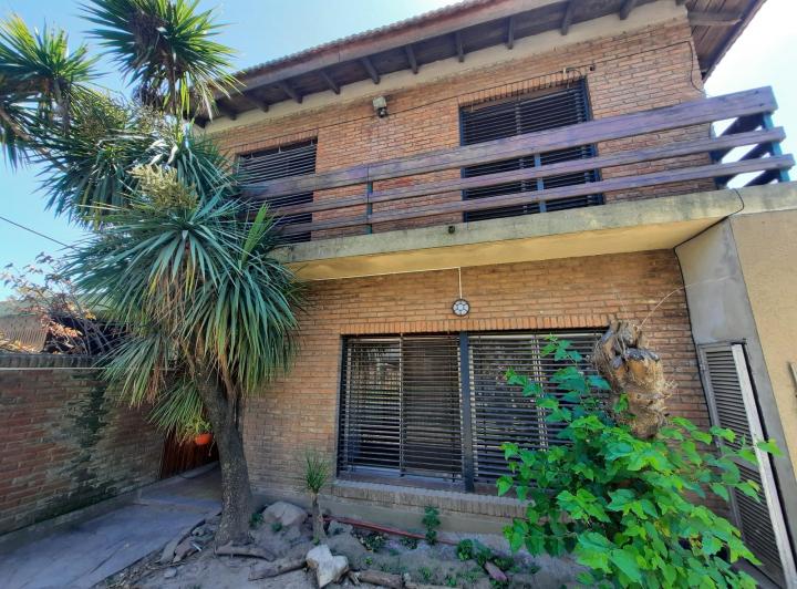 Casa · 280m² · 4 Ambientes · 3 Cocheras
