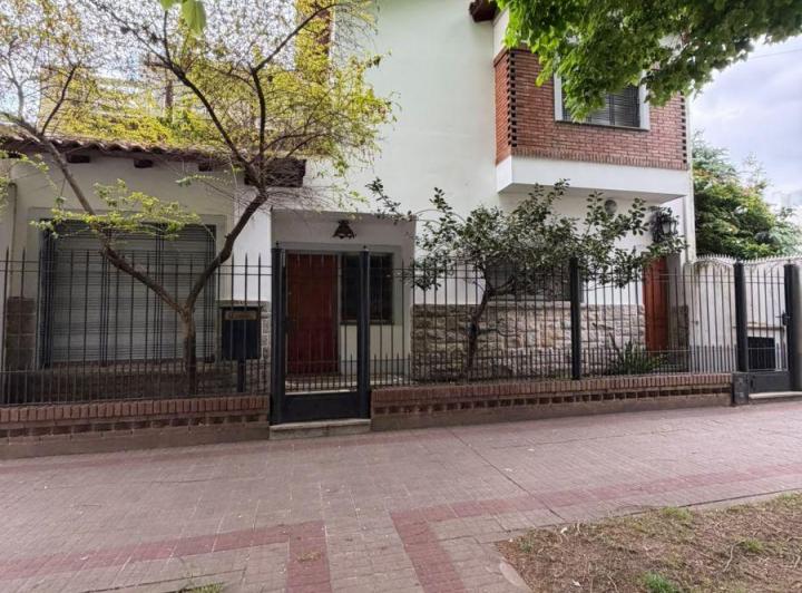 Casa · 285m² · 7 Ambientes · 1 Cochera