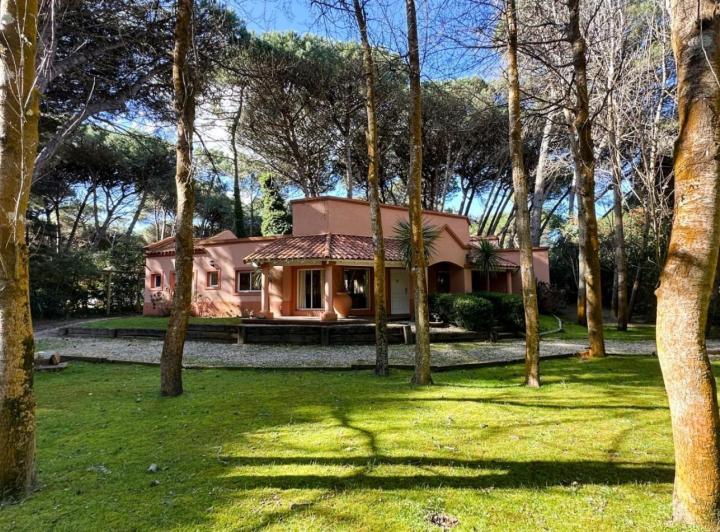 Casa · 220m² · 6 Ambientes · 2 Cocheras