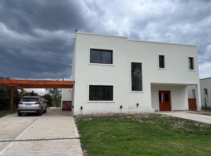 Casa · 300m² · 5 Ambientes · 2 Cocheras