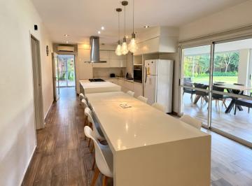 Casa · 710m² · 6 Ambientes · 3 Cocheras · Casa de 6 Ambientes con Pileta en Venta